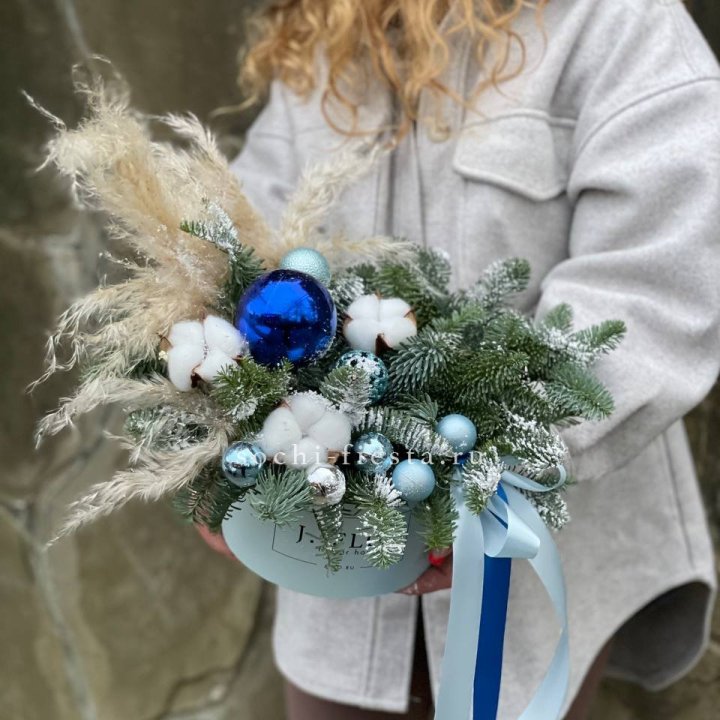 Новогодняя композиция в коробке блю в Новочеркасске