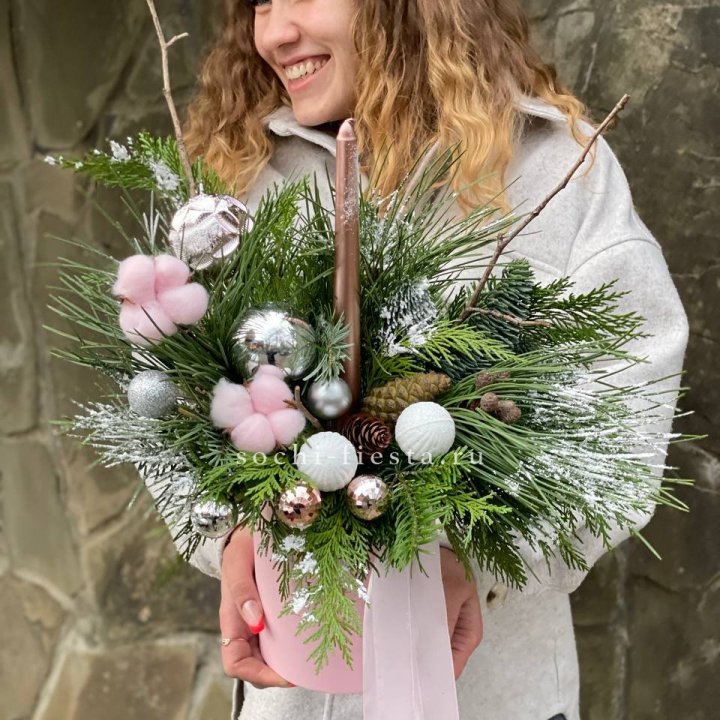 Новогодняя композиция в коробке пинк в Новочеркасске