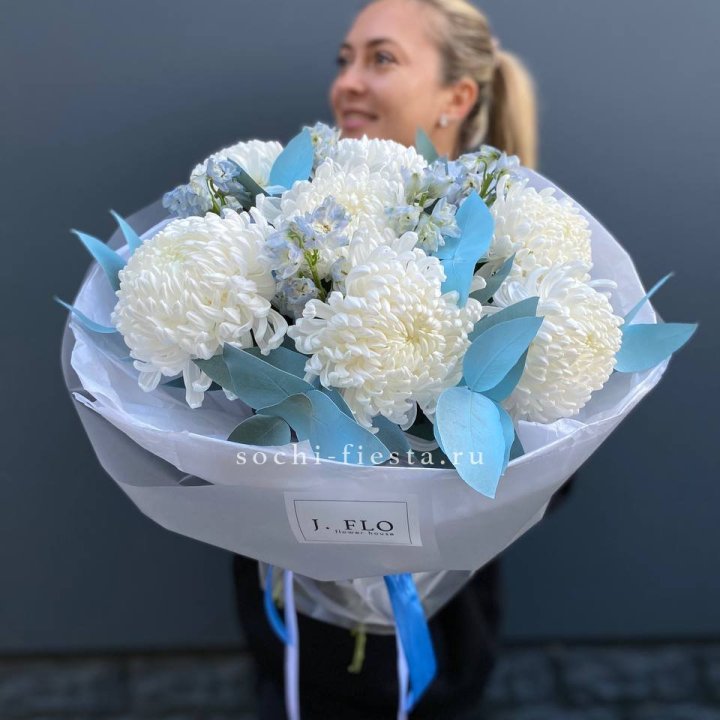 Букет хризантем Бигуди и дельфиниума  в Новочеркасске