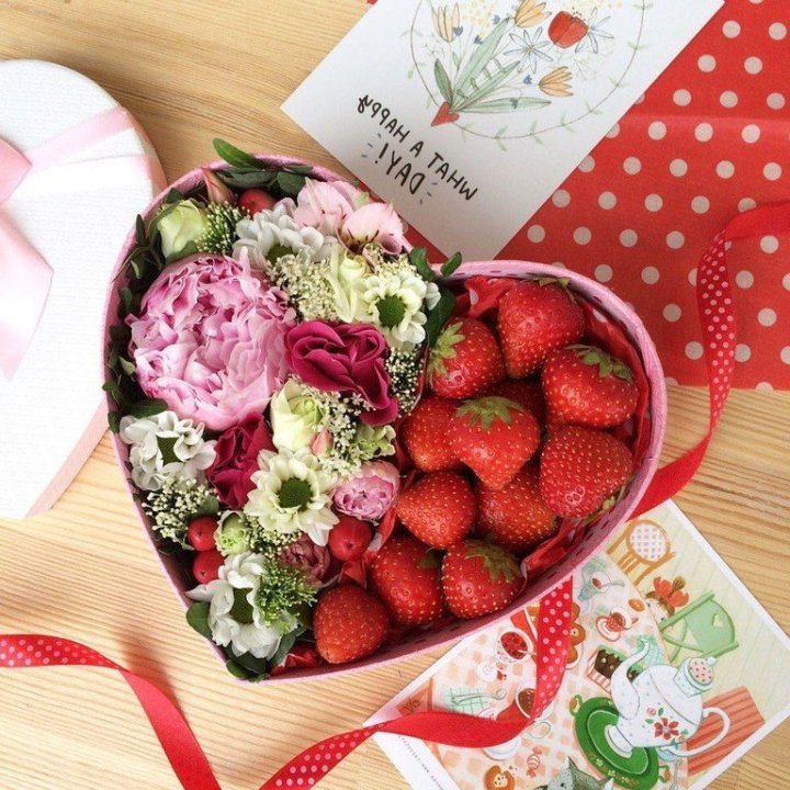 Бокс с клубникой и цветами в Новочеркасске