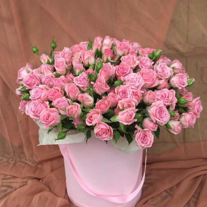 Кустовые розы в коробке в Новочеркасске