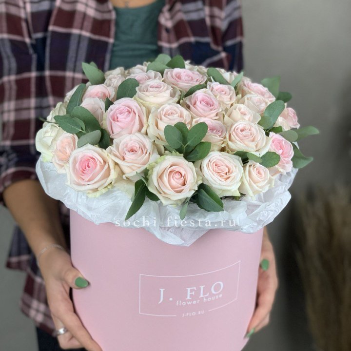 35 розовых роз в цилиндре в Новочеркасске