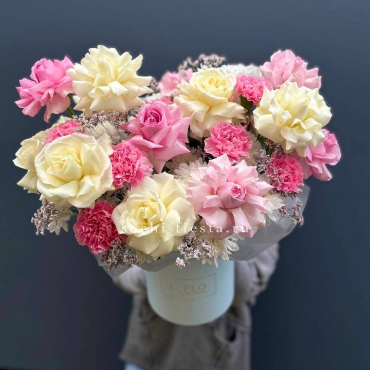 Коробка французских роз и диантусов "Бони" в Новочеркасске