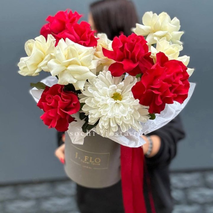 Французские розы с хризантемой в боксе в Новочеркасске