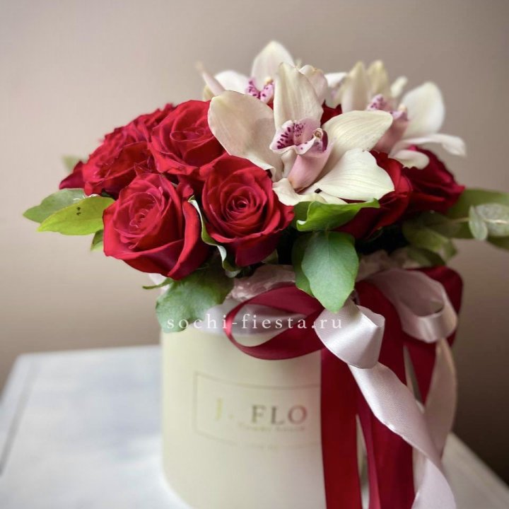 Розы и орхидеи в боксе в Новочеркасске