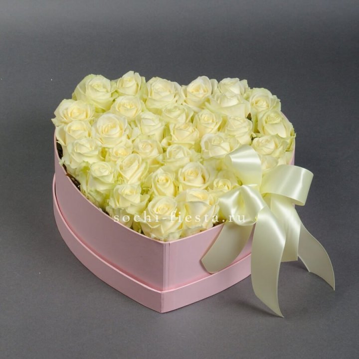 35 белых роз в коробке "Сердце" в Новочеркасске