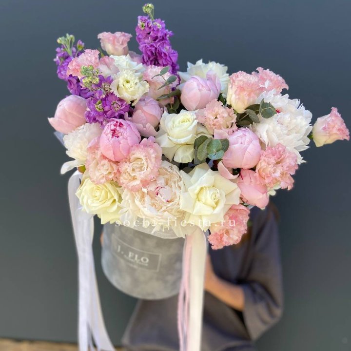 Дизайнерский цилиндр с пионами "Ривьера" в Новочеркасске