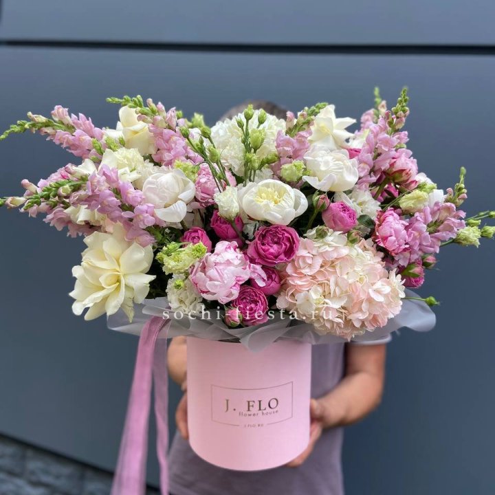 Дизайнерский цилиндр с пионами "Саманта" в Новочеркасске