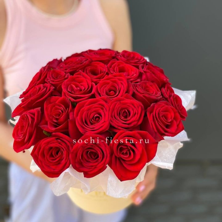 Красные розы в цилиндре в Новочеркасске