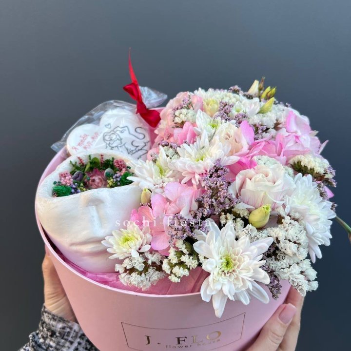 Цветы и свеча в коробке в Новочеркасске