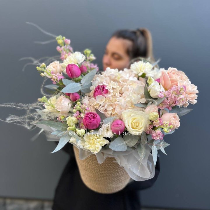 Цветочная композиция в джутовом боксе  в Новочеркасске