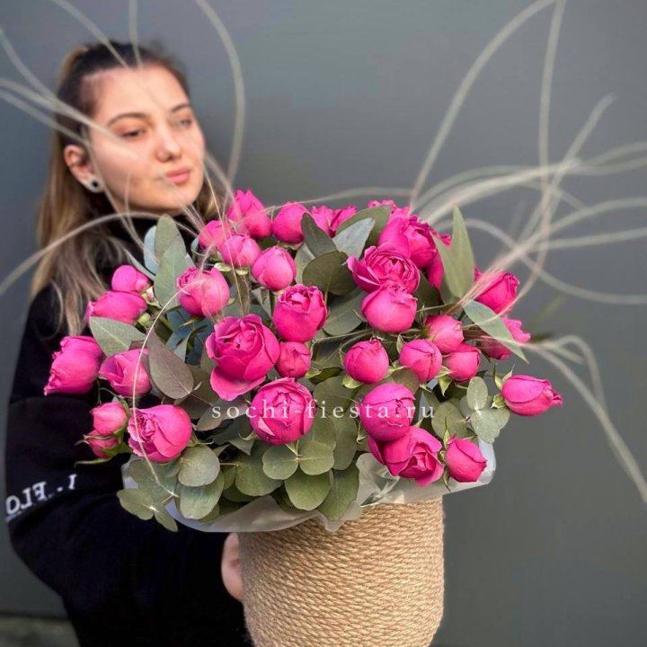 Пионовидные розы Мисти Бабблс в джутовом кашпо в Новочеркасске