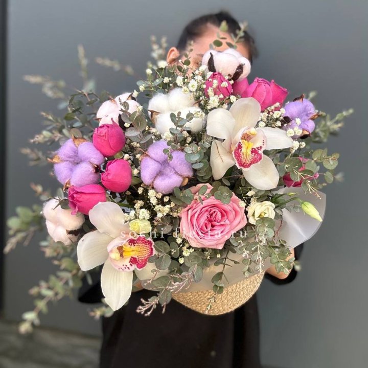 Орхидея и розы в джутовом кашпо в Новочеркасске