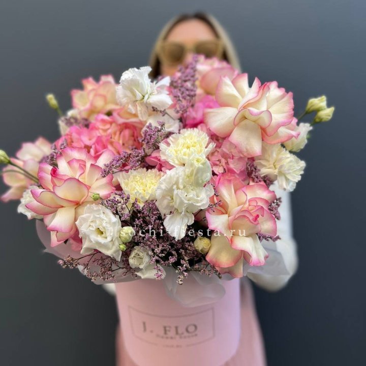 Цветочная композиция "Глория" в боксе в Новочеркасске