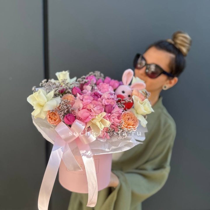 Дизайнерский цилиндр с игрушкой "Лола" в Новочеркасске