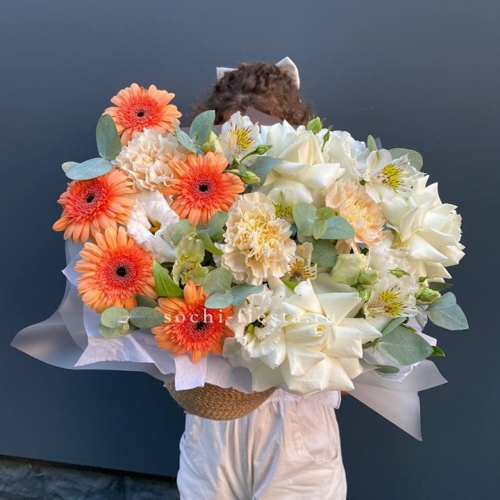 Розы и герберы в джутовом кашпо "Георгино" в Новочеркасске