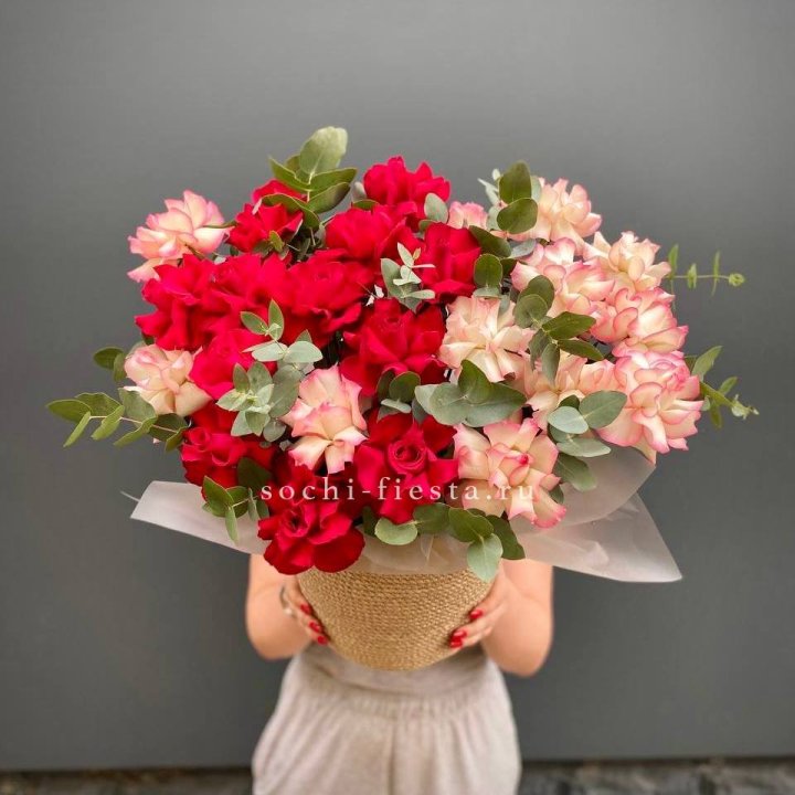 25 Французских роз в джутовом кашпо  в Новочеркасске