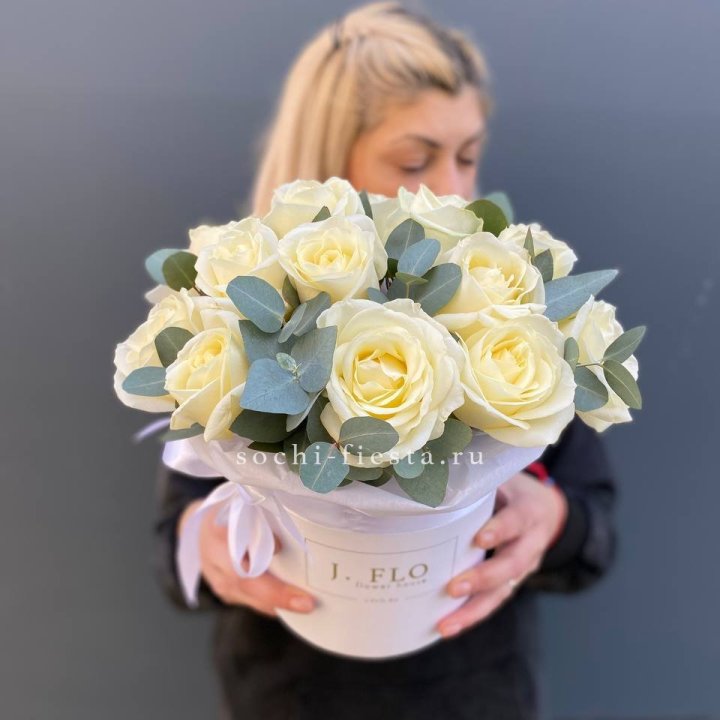 15 белых роз в боксе в Новочеркасске