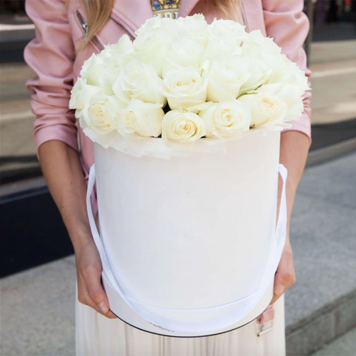 35 белых роз в цилиндре в Новочеркасске