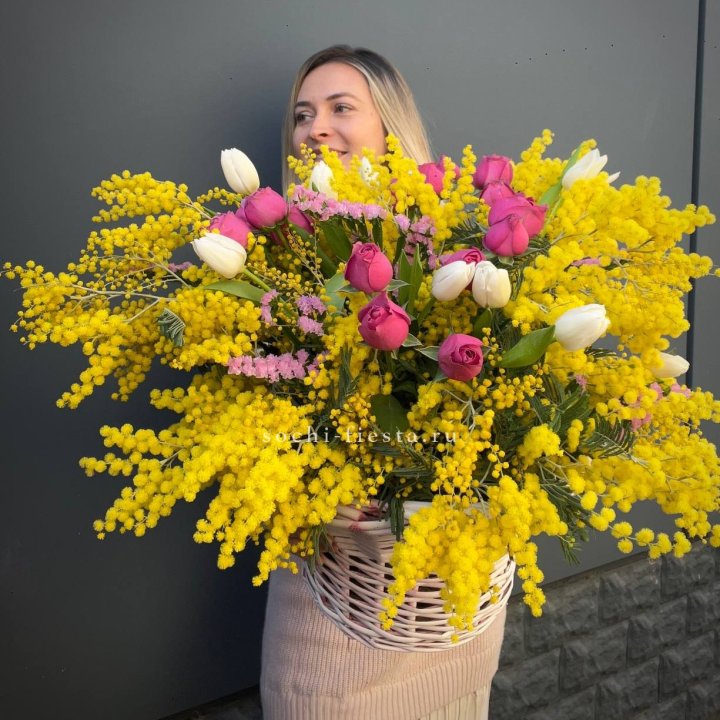Цветочная корзина с мимозой "Спринг" в Новочеркасске