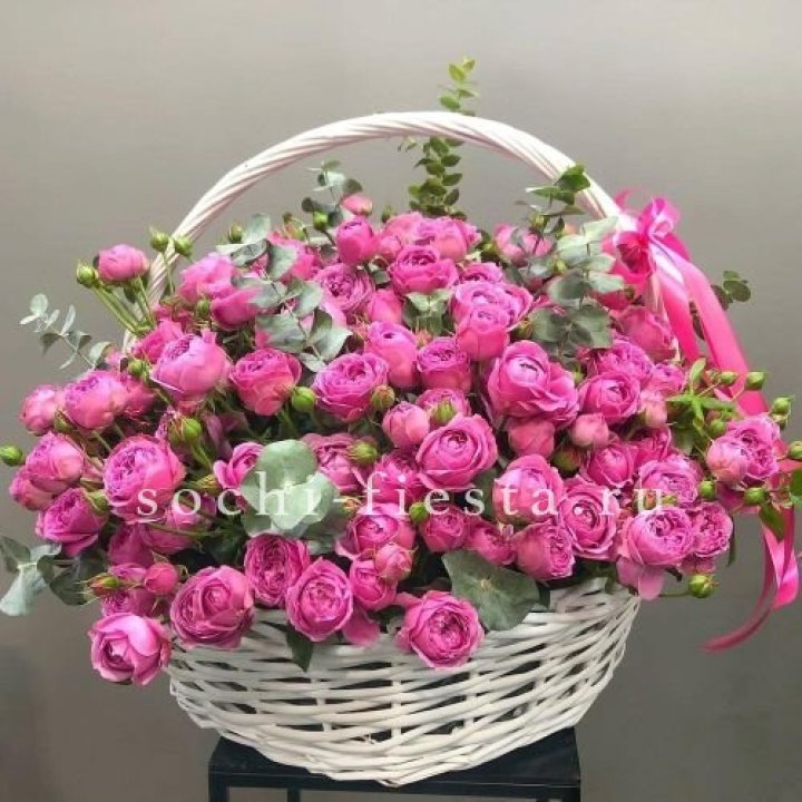 65 пионовидных кустовых роз в корзине в Новочеркасске