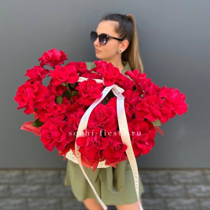 Красные французские розы в корзине в Новочеркасске