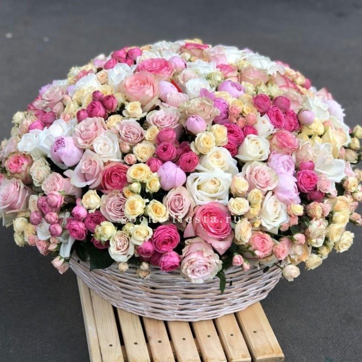 Цветочная корзина из пионов и пионовидных роз "Юниверсити" в Новочеркасске