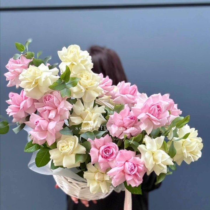 25 Французских роз в корзине в Новочеркасске