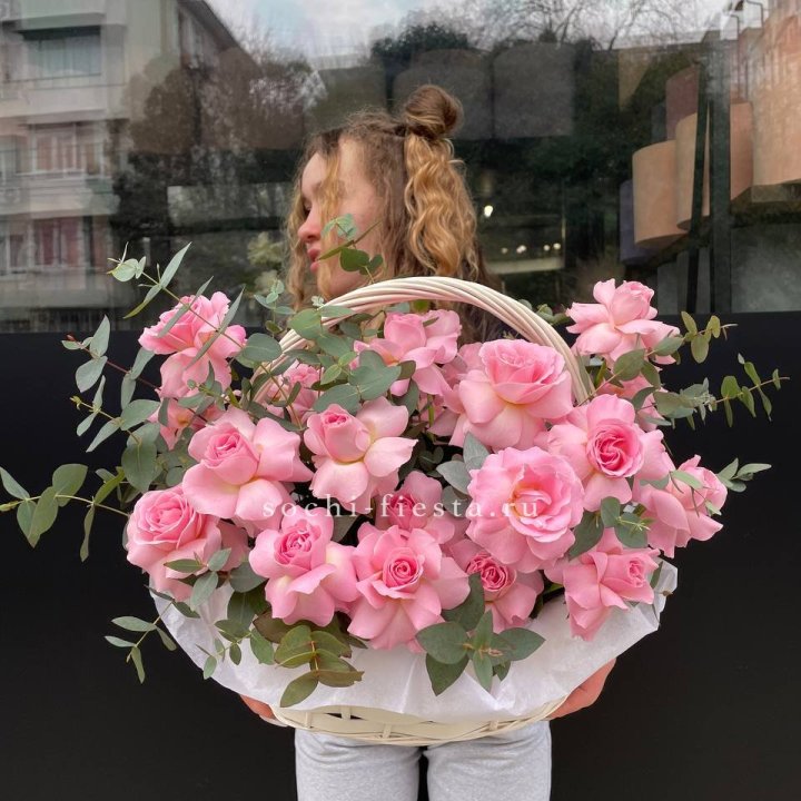 25 роз в цветочной корзине  в Новочеркасске