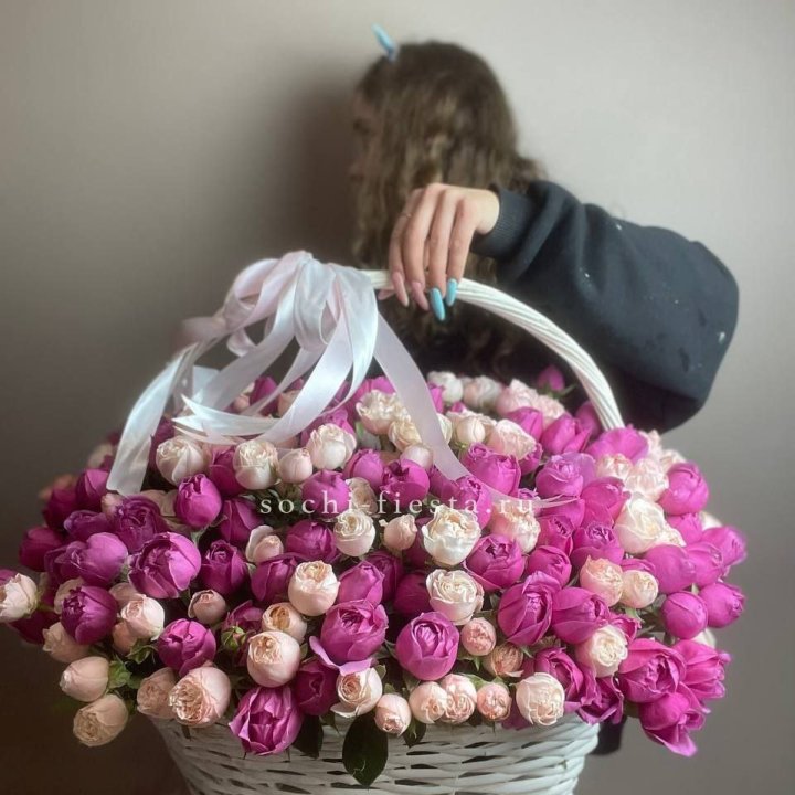Премиум корзина пионовидных кустовых роз в Новочеркасске