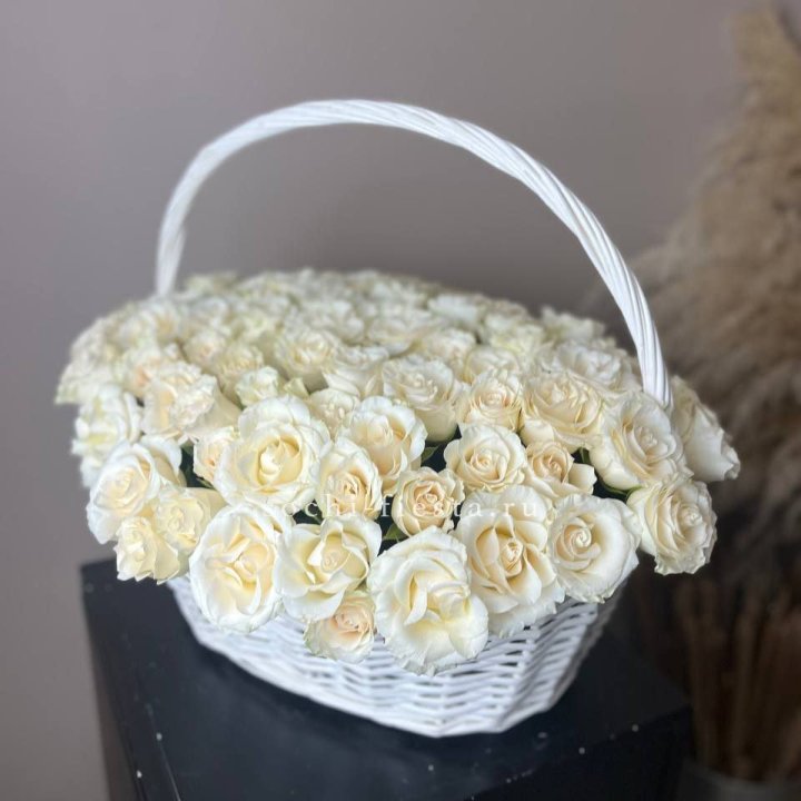 101 белая роза в корзине в Новочеркасске