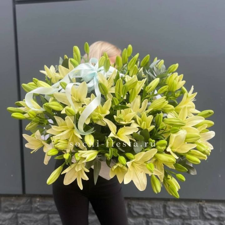 Лилии в корзине в Новочеркасске
