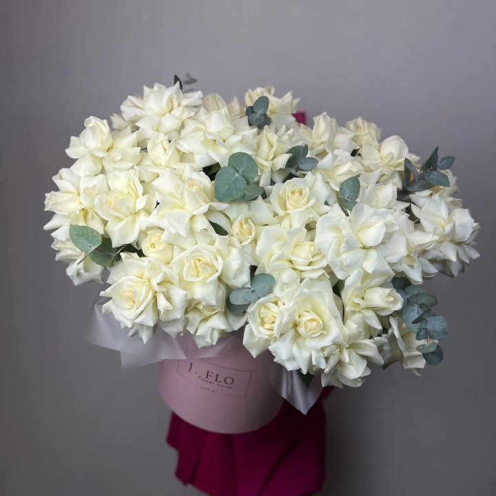 37 белых роз в боксе в Новочеркасске