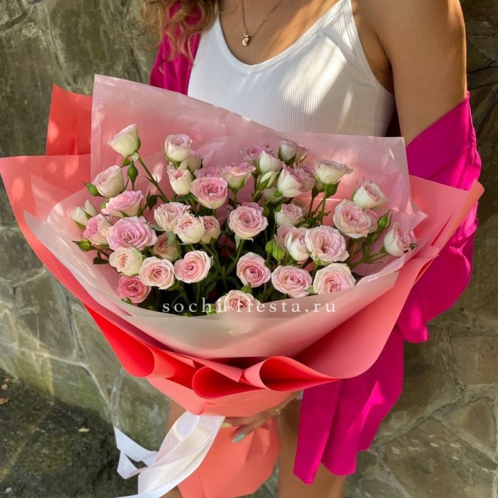 Розовые кустовые розы в Новочеркасске