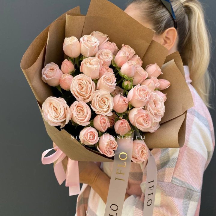 Кустовые розы Бомбастик в крафте в Новочеркасске