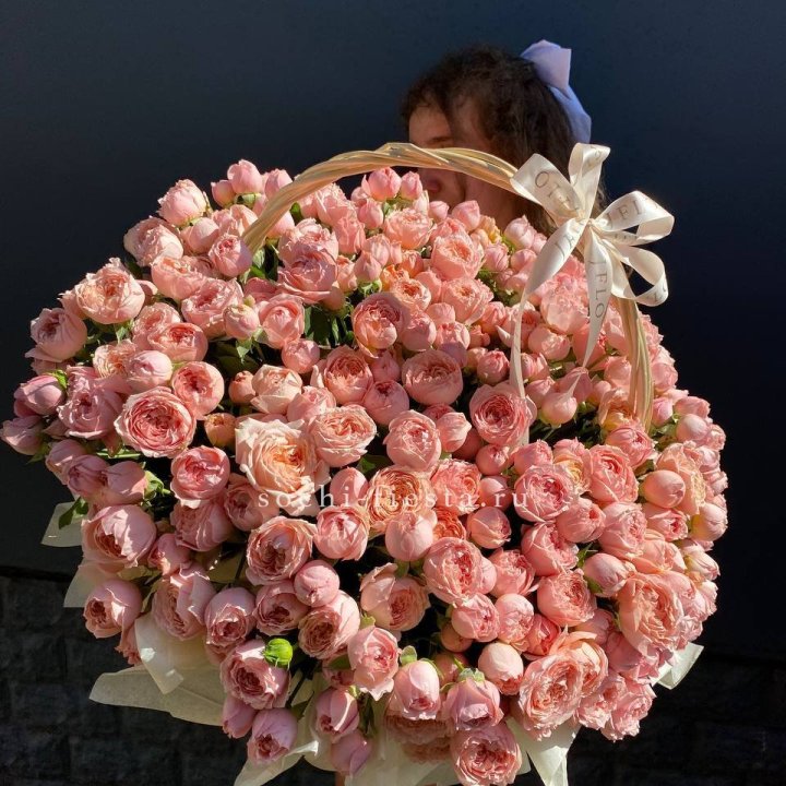 Корзина из пионовидных роз в Новочеркасске