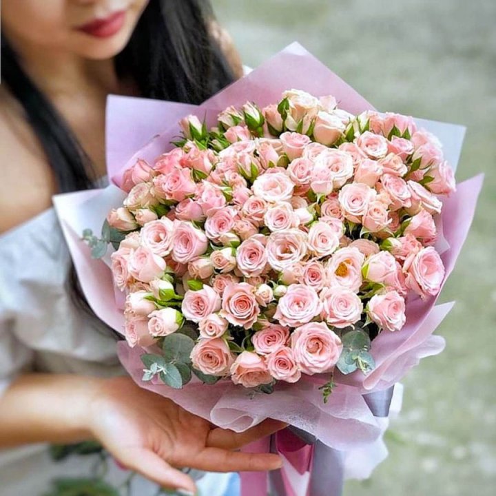 Кустовые розы с эвкалиптом в Новочеркасске