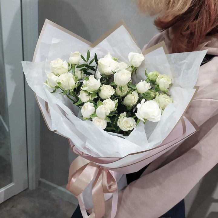 Белоснежные кустовые розы в Новочеркасске