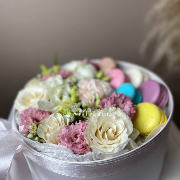 Цветы в цилиндре с макаронс "Прованс" в Новочеркасске