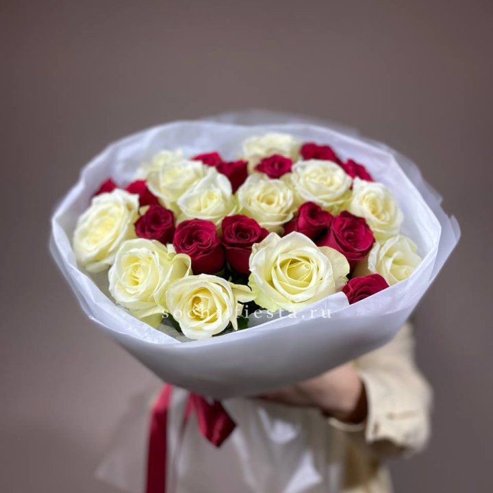 Букет их красных и белых 25 роз в Новочеркасске