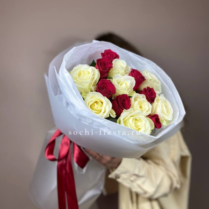 Букет из красных белых 15 роз в Новочеркасске