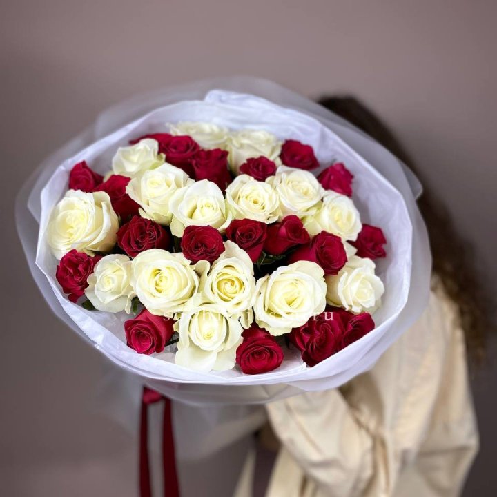 Букет из красных белых 35 роз в Новочеркасске