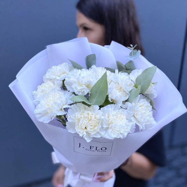 Букет белых диантусов с эвкалиптом в Новочеркасске