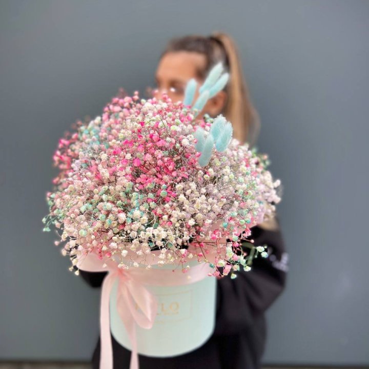 9 Радужных гипсофилы в шляпной коробке в Новочеркасске