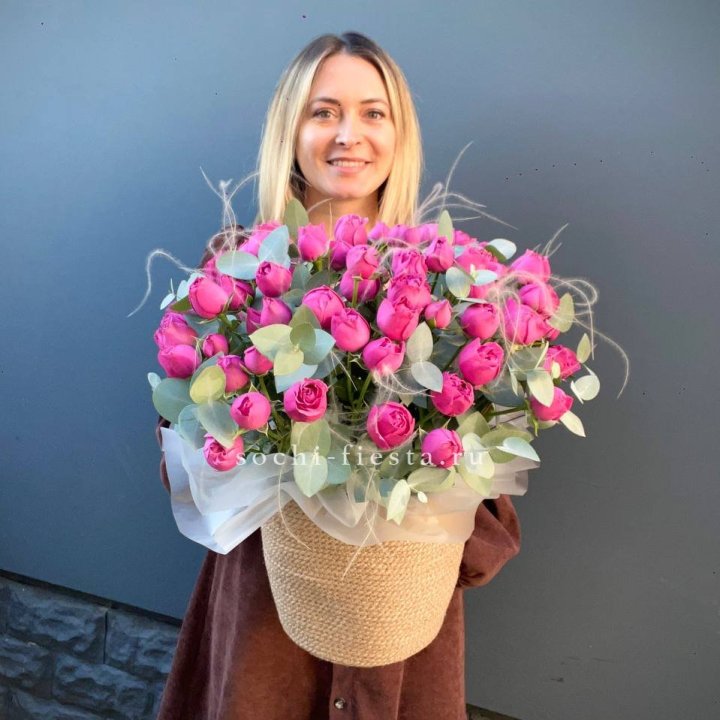 Пионовидные розы  в джутовом кашпо  в Новочеркасске