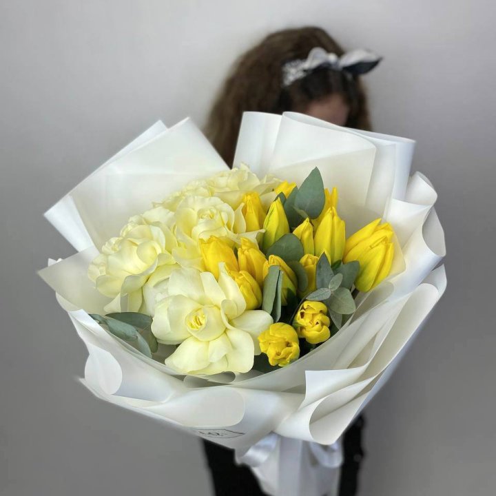 Дуо жёлтые тюльпаны и розы в Новочеркасске
