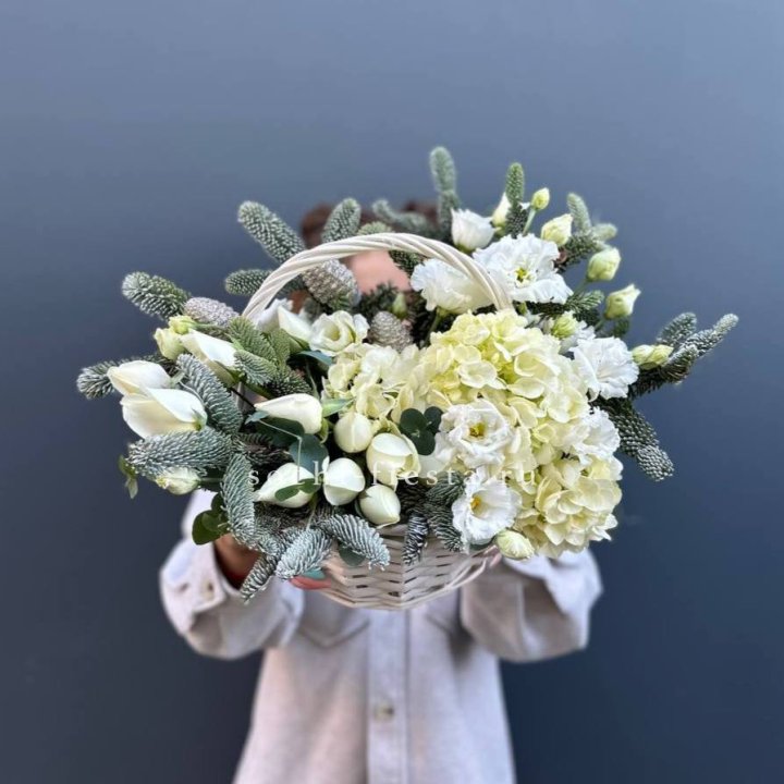 Новогодняя корзина с цветами в Новочеркасске