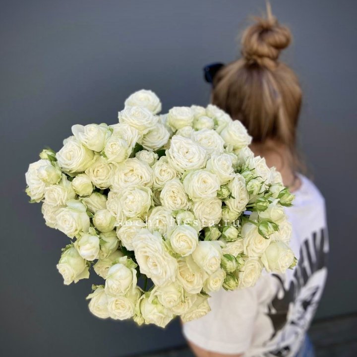 Охапка кустовых роз бомбастик  в Новочеркасске