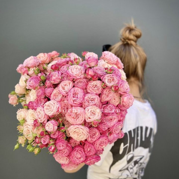 Охапка кустовых роз бомбастик пинк в Новочеркасске