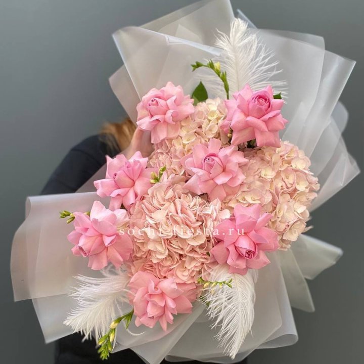  Букет  из гортензий и розовых роз в Новочеркасске